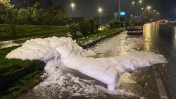 (ФОТО) ЕКО-ИНЦИДЕНТ ВО ГАЗИ БАБА СИНОЌА: Фирма испушти хемиска пена на булеварот „Александар Македонски“, најавени строги казни