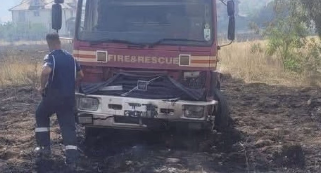 Изгоре противпожарно возило во Струга, повредени двајца пожарникари
