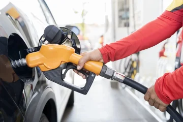 Мицкоски најави поевтинување на бензините од понеделник, можно минимално поскапување на дизелот