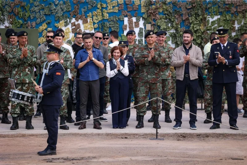 Сиљановска-Давкова на презентација на Армијата: „Времињата во коишто живееме бараат будност и подготвеност“