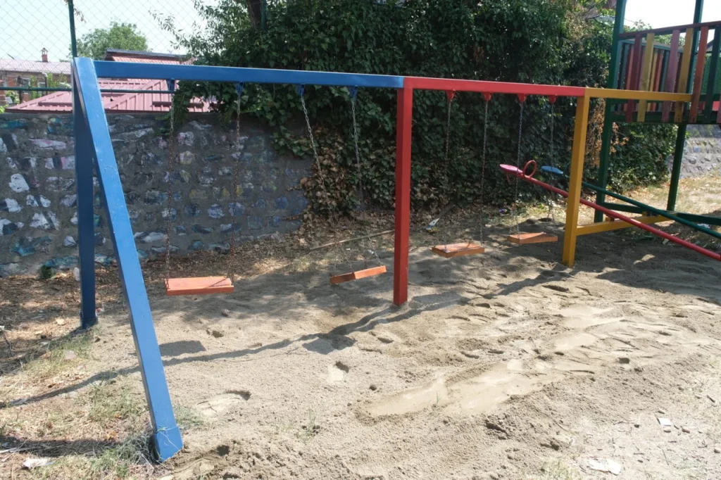 Обновено игралиштето во Нерези, Карпош најавува нови инвестиции во урбаната опрема