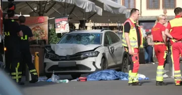 АВТОМОБИЛ ВЛЕТАЛ ВО ПЕШАЧКА ЗОНА: Трагедија во центарот на Лајпциг, возачот приведен