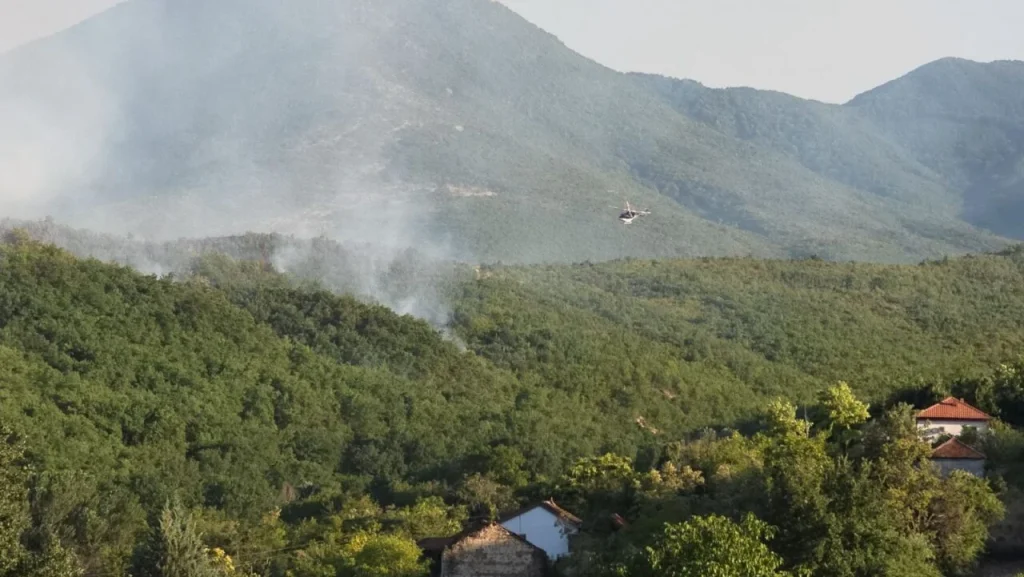 (Видео) Пожарот во Кавадаречко подметнат од криминални мотиви, палежите распоредени на повеќе локации, рече Ангелов