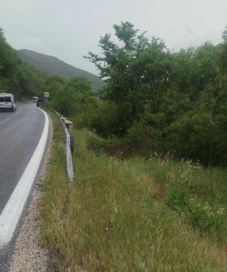 Возило излетало од автопатот Скопје–Велес, шест лица извлечени без животна опасност