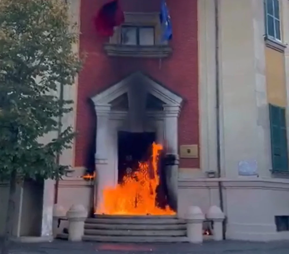 (Видео) Ескалација на протестите во Тирана: Запалена влезната врата на Министерството за животна средина