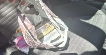 (ВИДЕО) ПРОНАЈДЕНИ 230.000 ЕВРА ВО РАЗЛИЧНИ ВАЛУТИ: Во Скопје приведени двајца државјани на Косово