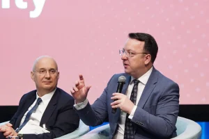 Американски разузнавачки агенции: Владата на Иран не е во опасност од колапс и покрај нападите