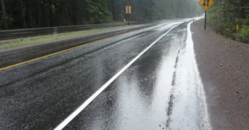 СООБРАЌАЈОТ СЕ ОДВИВА ПО ВЛАЖНИ КОЛОВОЗИ: АМСМ препорачува прилагодена брзина на движење