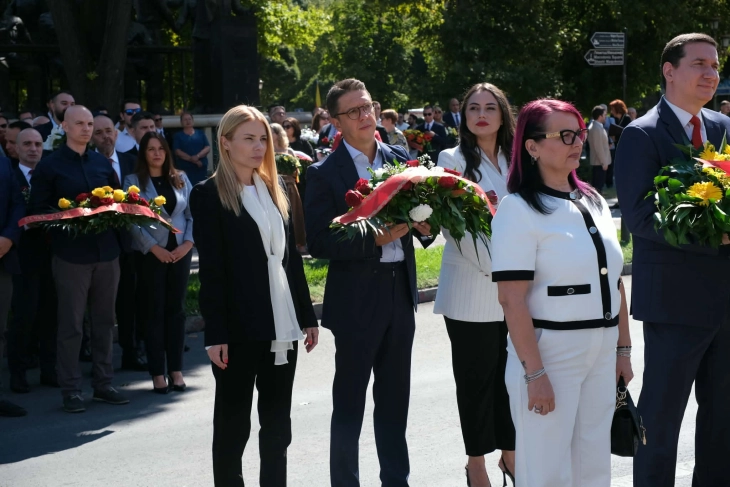 Делегација на СДСМ предводена од потпретседателот Трајановски оддаде почит во Скопје, по повод Денот на Републиката