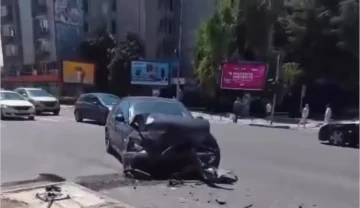 ТЕШКА СООБРАЌАЈКА КАЈ СОБРАНИЕ: Две лица се повредени, откорнат е и семафор