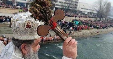 ИМА ГОЛЕМ ИНТЕРЕС: Досега 140 пријавени за фаќање на крстот во Вардар во центарот на Скопје