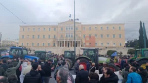 Десетици трактори пред грчкиот Парламент во центарот на Атина – земјоделците со порака дека нивната битка продолжува