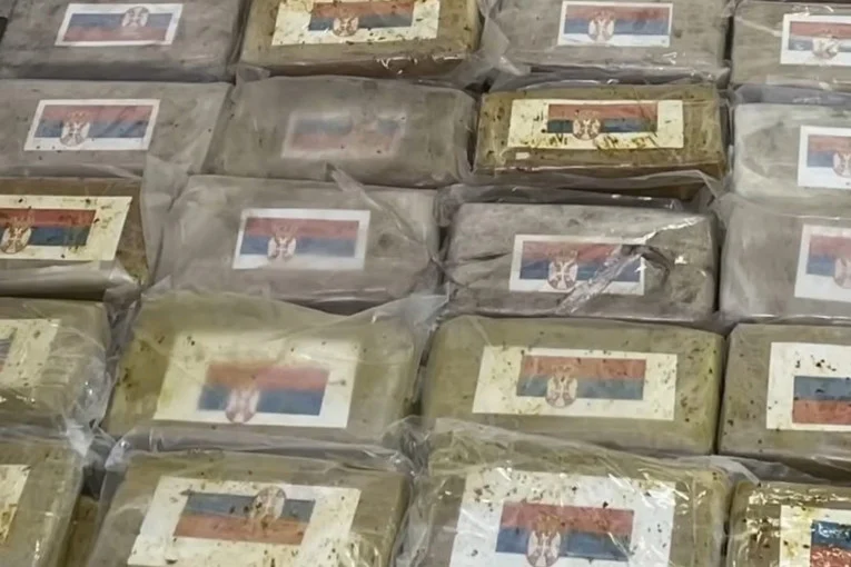 (Видео) Италијанците запленија речиси 800 килограми кокаин во пакети со српски знамиња