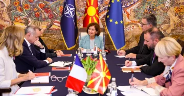СИЉАНОВСКА-ДАВКОВА НА СРЕДБА СО ФРАНЦУСКИ СЕНАТОРИ: Македонија се соочува со услови од идентитетска наместо од реформска природа
