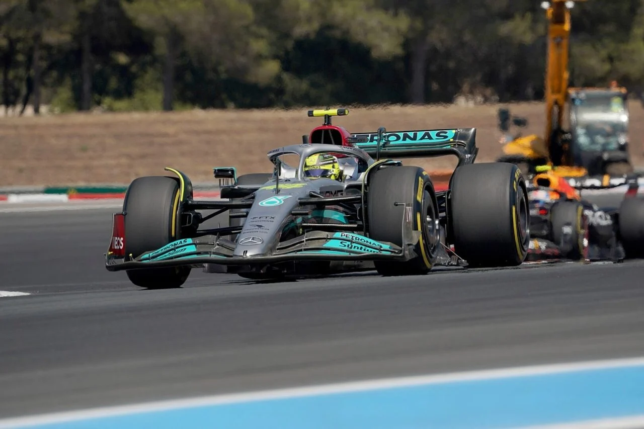 Се врќа трката на која Хамилтон го израмни рекордот на Шумахер