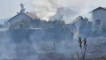 ГОЛЕМ ПОЖАР ВО ВОЛКОВО: Целосно изгоре куќа, повреден пожарникар
