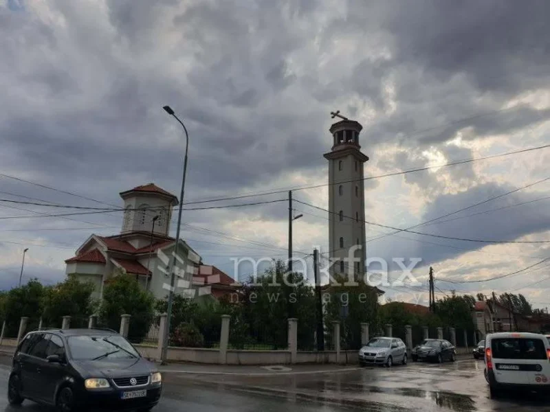 (Фото) Невремето го турна крстот на црквата “Св. Јован” во Бутел, откорнати покриви, паднати дрвја и искинати кабли за струја