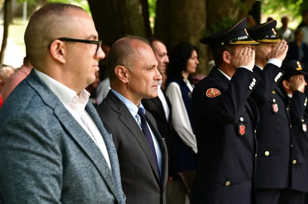 ЗНАМ: Појавата на Филипче пред споменикот на ваташките младинци е суров потсетник на политичкото лицемерие