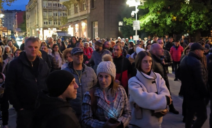 Демонстранти се собраа во центарот на Софија барајќи оставка од претседателката Илијана Јотова и премиерот Румен Радев