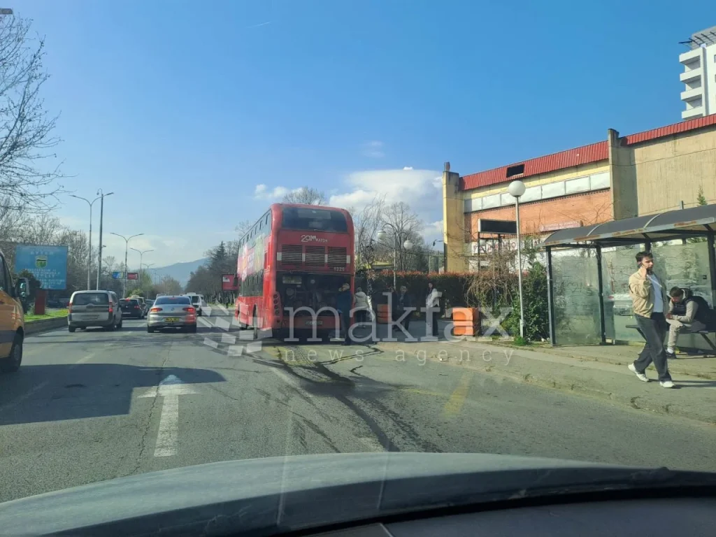 (Фото) Непроодна една лента на Христијан Тодоровски-Карпош во Бутел, се расипа уште еден двокатен автобус