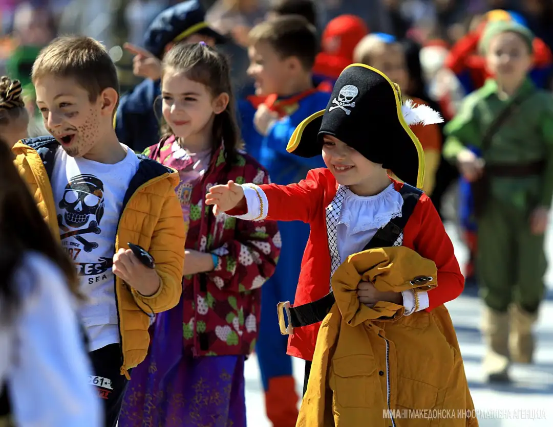 Први април – Ден на шегата: Скопје во знакот на хуморот, маските и карикатурата