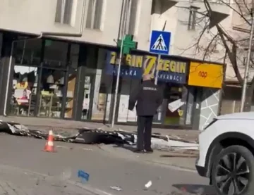 (ВИДЕО) Силен ветер откорна парче од покрив од зграда во Куманово