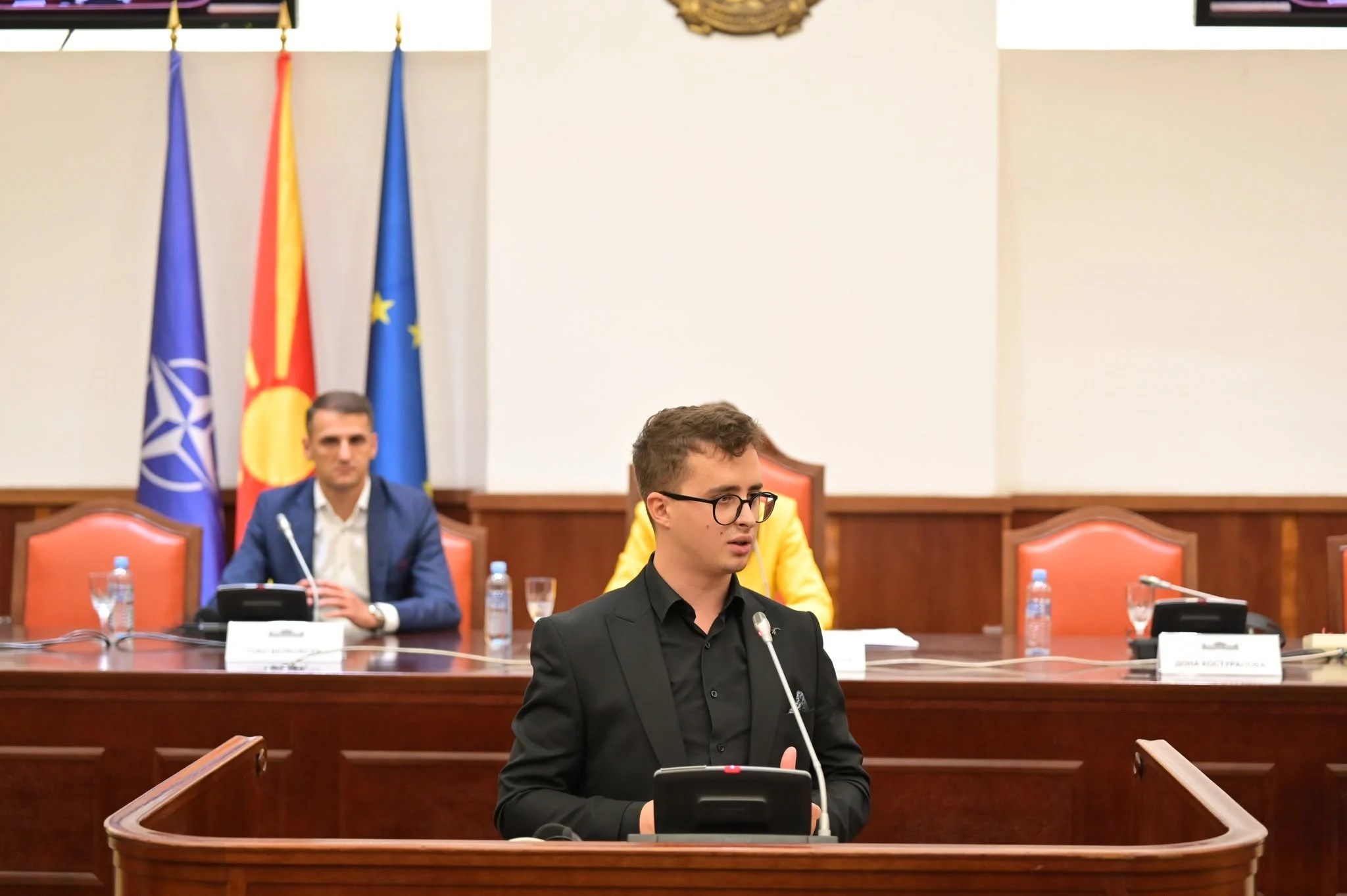 (КОЛУМНА) Еден лидер наспроти цело движење и битката за политичката иднина на Србија