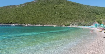 ЗАТВОРЕНИ ПЛАЖИ ВО ЦРНА ГОРА ПОРАДИ ЗАГАДУВАЊЕ: Фекалии се излеале во морето, дел од забраните остануваат во сила