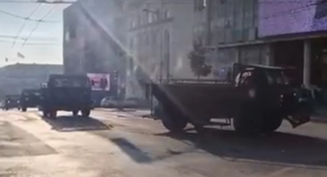 (Видео) Возила на српската Жандармерија за разбивање демонстрации распоредени пред Претседателството во Белград