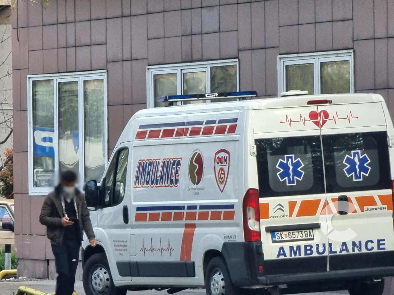 ТЕШКА СООБРАЌАЈНА НЕСРЕЌА ВО БЕРОВСКО – Автомобил удрил во ограда и се превртел, жена со тешки повреди