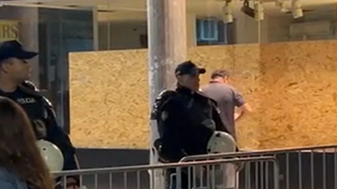 (Видео) Сопствениците на локалите во центарот на Белград поставуваат дрвени плочи на излозите