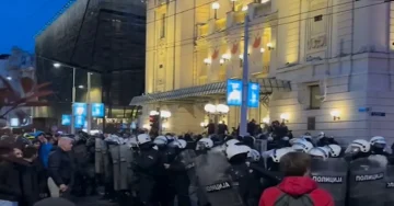 СУДИРИ И БЛОКАДИ ВО БЕЛГРАД: Протест по инцидентите пред Правниот факултет