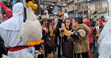 (ФОТО) САТИРА И ТРАДИЦИЈА: Официјално започна Вевчанскиот карневал