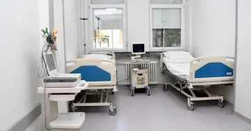 Пациент тврди дека бил претепан од болничар, од установата пријавиле дека паднал од кревет
