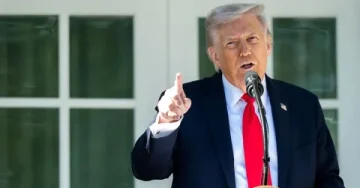 НЕМА ДА УПОТРЕБИМЕ ВОЕНА СИЛА: Трамп од Давос со ветување за Гренланд