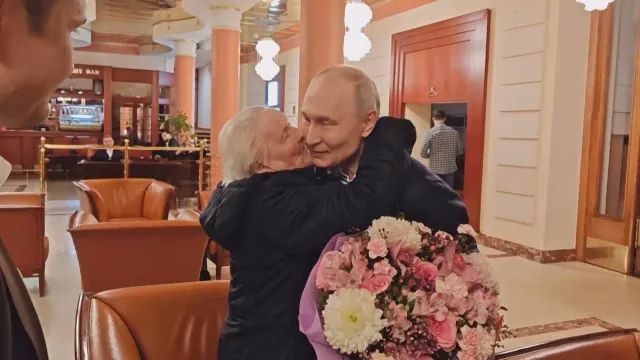 ВИДЕО Путин отиде со автомобил до хотел во Москва за да ја земе својата учителка на вечера