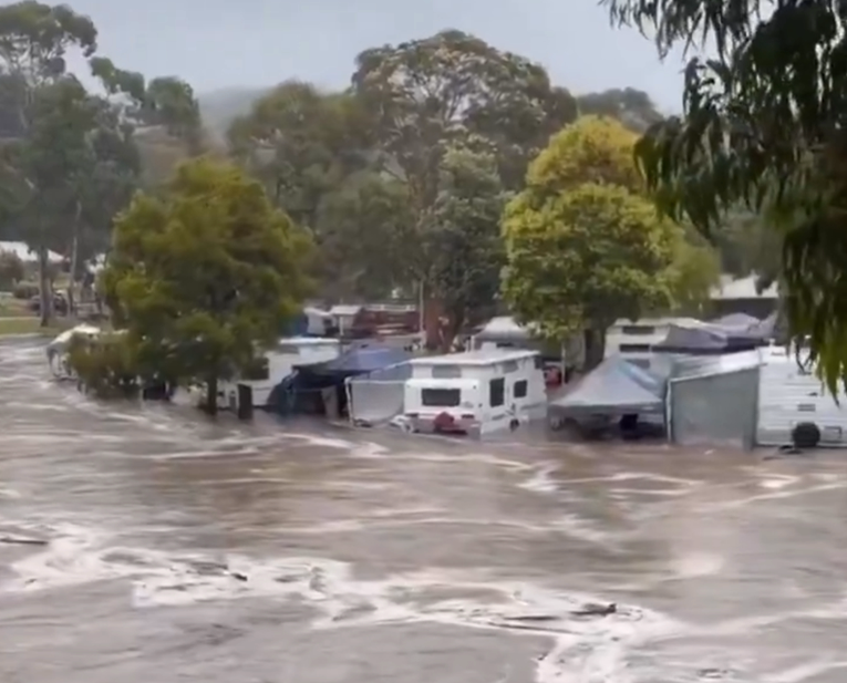 ВИДЕО Катастрофални поплави во Австралија, евакуации во Сиднеј