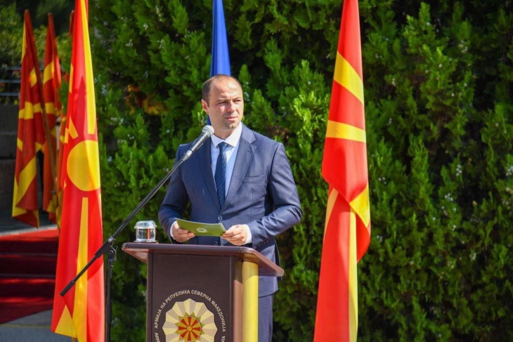 Министерот Мисајловски во посета на касарната во Ќојлија