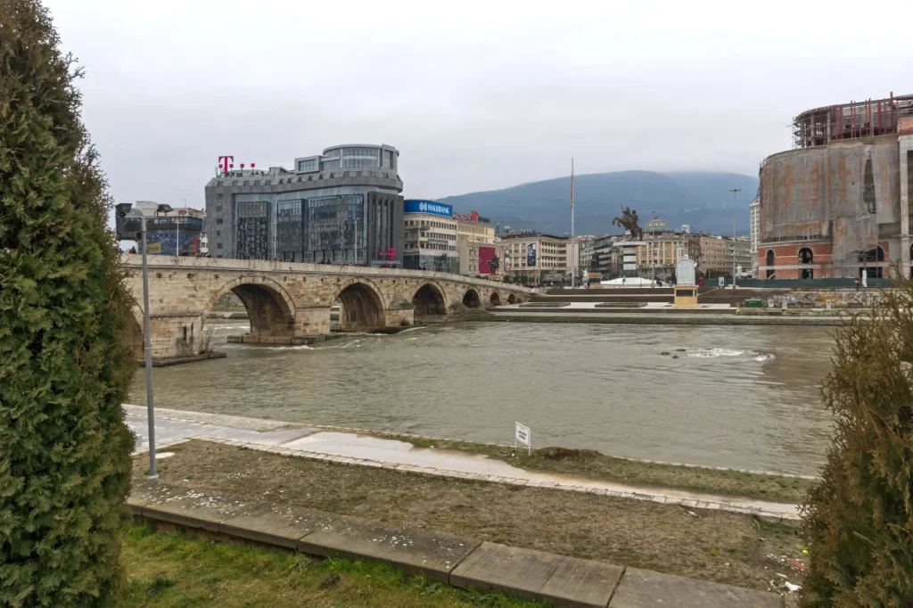 ЦУК: Внимателно движење покрај реките и суводолиците во текот на наредните неколку дена поради можност од големи води и интензивно полнење на речните корита