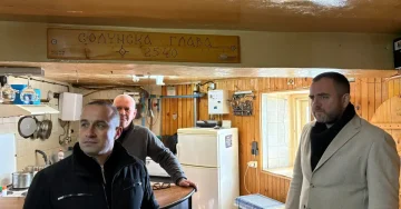 (ФОТО) НА 2500 МЕТРИ ВИСОЧИНА: Тошковски во посета на службениците на Солунска Глава, кои го одржуваат телекомуникацискиот систем на МВР во функција