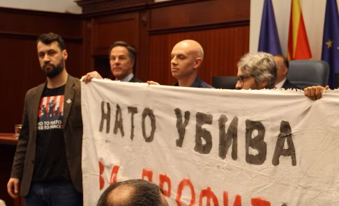 ВИДЕО Левица со герила акција во Собранието пред Руте: НАТО УБИВА ЗА ПРОФИТ!