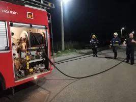 Пожарникари и жители на Зелениково ноќеска спасувале куќи од пожар, утрово активни се шест пожари
