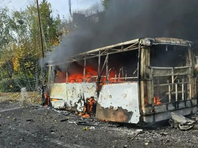 НАЈМАЛКУ 33 ЗАГИНАТИ ОТКАКО РУСКИ БОМБИ ПОГОДИЈА ДВА АВТОБУСА ВО КРАМАТОРСК