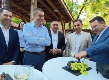 МИЦКОСКИ МЕЃУ ГОСТИТЕ ВО КАВАДАРЦИ: „Тиквешкиот гроздобер“ ги обедини традицијата и културата
