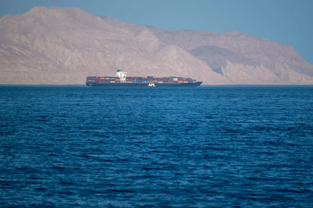 Иран почна да им наплаќа на бродовите што минуваат низ Ормускиот теснец