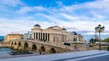ХЕРОЈСКИ ЧИН КАЈ КАМЕНИОТ МОСТ ВО СКОПЈЕ: Случајни минувачи спасија жена од Вардар