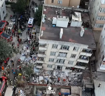 (ВИДЕО) СЕ СРУШИ СЕДУМКАТНИЦА ВО ИСТАНБУЛ: Спасувачките екипи трагаат по луѓе во урнатините
