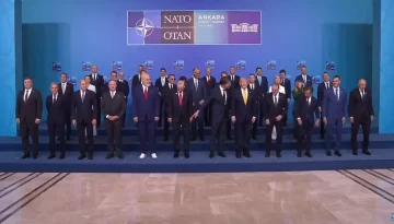 (ВИДЕО) Критики за белите патики на Рама на Самитот на НАТО
