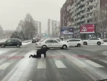 (ВИДЕО) СНЕГОТ ПРЕДИЗВИКА НЕСЕКОЈДНЕВНА СИТУАЦИЈА: Човек ползи на пешачки премин во Скопје