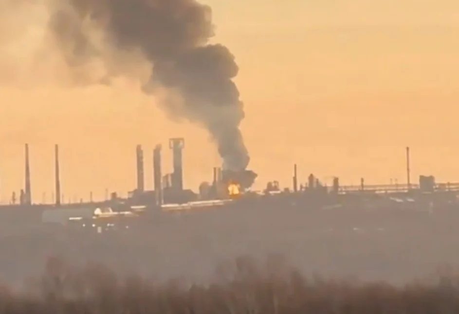 (Видео) Дронови погодија рафинерија во Русија, предизвикувајќи голем пожар